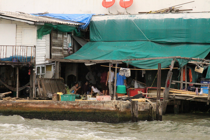 Brzegi rzeki w Bangkoku nie zawsze budzą sympatię, ale dziennie korzysta z niej ponad 50 tysięcy osób