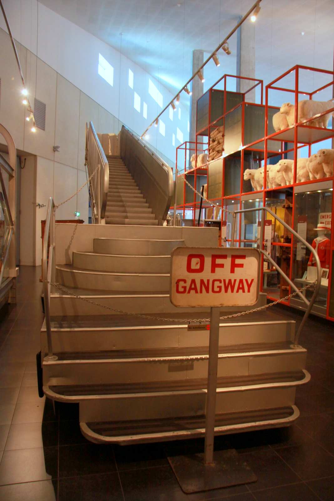No i mamy te schody, którymi Witkacy zszedł z okrętu na ziemię australijską