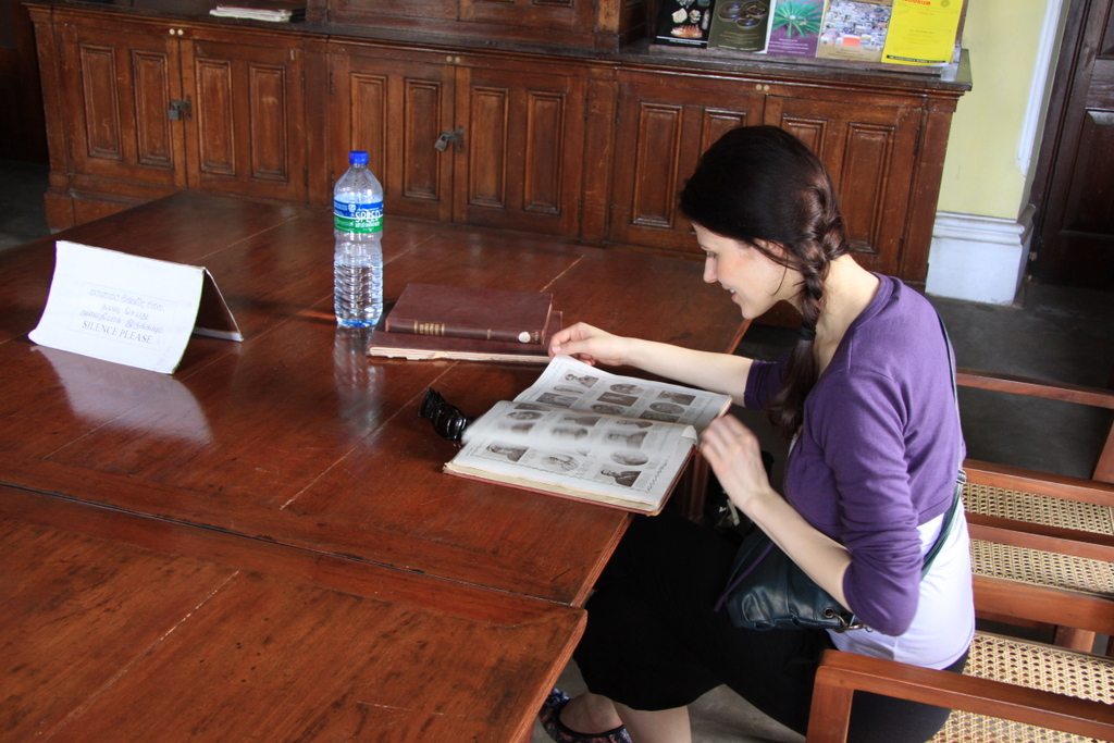 Ania przegląda stare numery Ceylon Observera