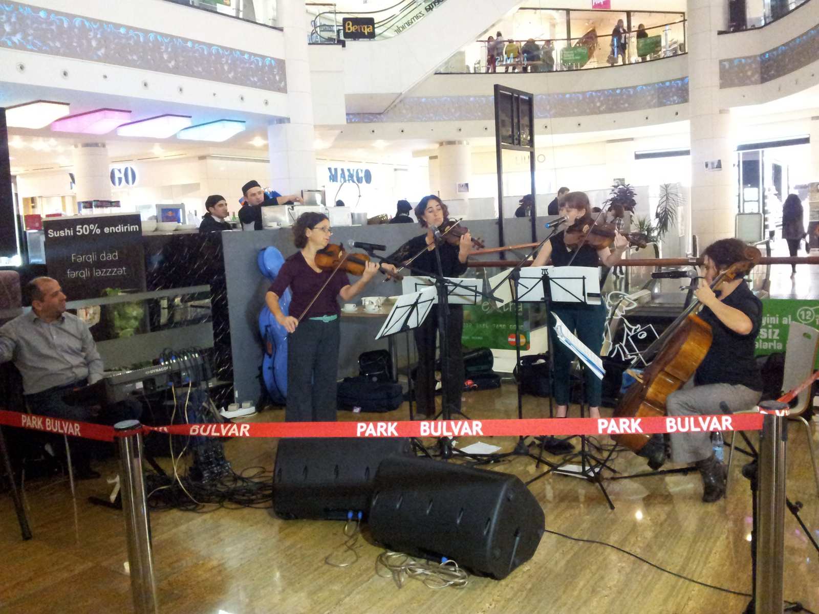 Kwartet smyczkowy gra w lokalnym centrum handlowym
